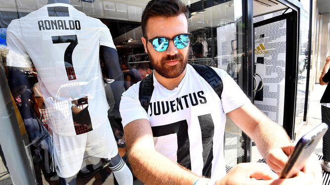 Un aficionado, ante la nueva camiseta de Cristiano con la Juventus.