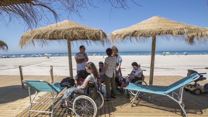 Zona para personas con discapacidad en la playa de Camposoto.
