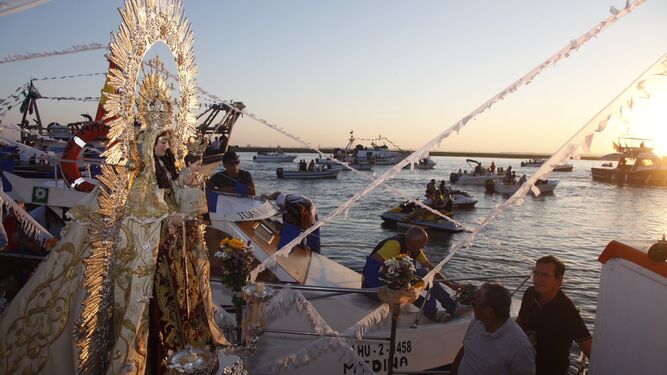 La imagen de la Patrona de los Marineros inicia en Isla Cristina el recorrido en barco.