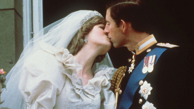 Carlos de Inglaterra y Diana Spencer tras su boda.