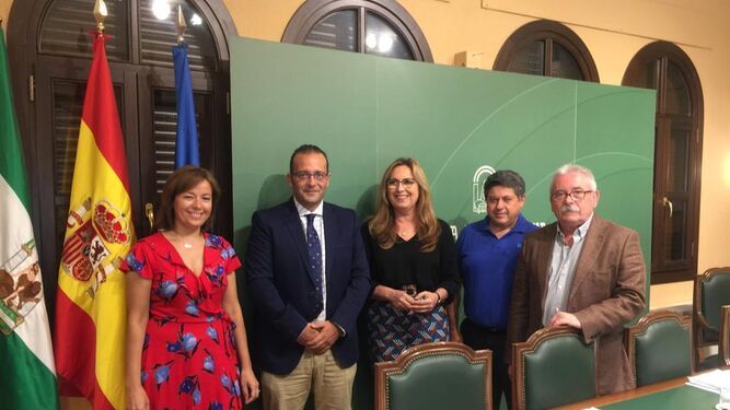 La delegada de Salud, María Ángeles Luna junto con los cuatro responsables de las áreas sanitarias.