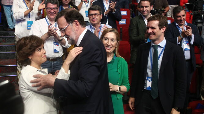 Mariano Rajoy saluda a Sáenz de Santamaría en presencia de Ana Pastor y Pablo Casado.