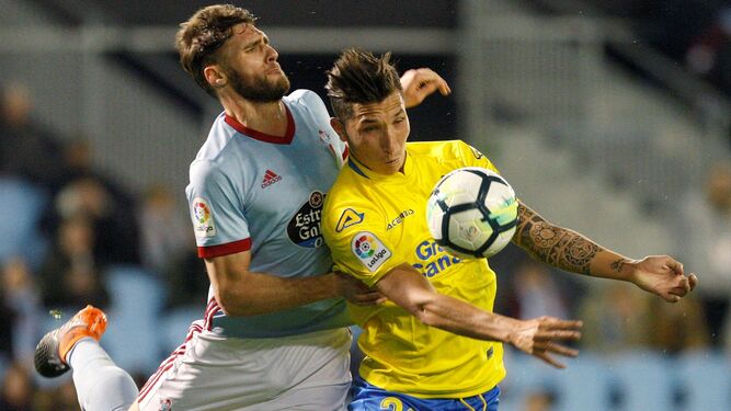 El celtiña Sergi Gómez presiona a Tana, de Las Palmas, para durante un partido la pasada temporada.