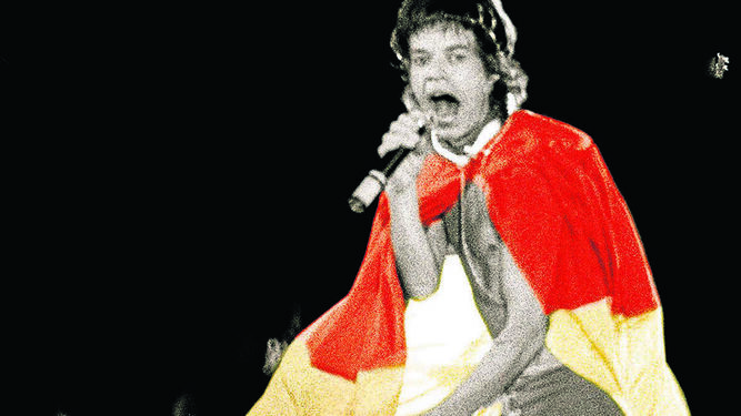 Mick Jagger, envuelto en la bandera española en su actuación en el Calderón en el 82.