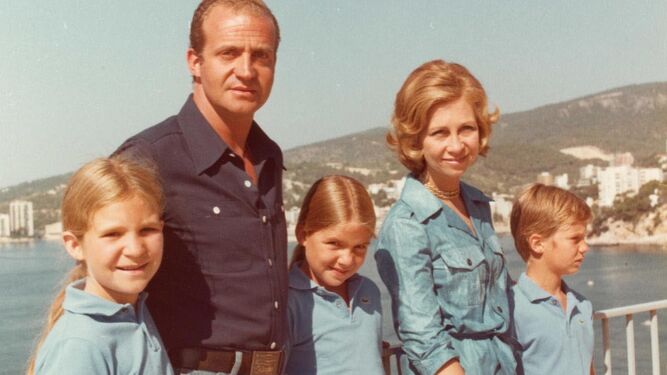 Los reyes Juan Carlos y Sofía posan con sus tres hijos en Mallorca en el verano de 1976.