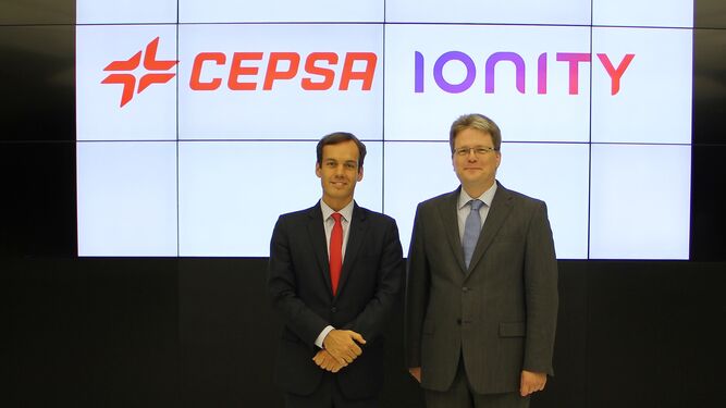 Héctor Perea –a la izquierda– director de Estrategia y Desarrollo Corporativo de Cepsa, y Marcus Groll, Director General y Director de Operaciones de Ionity