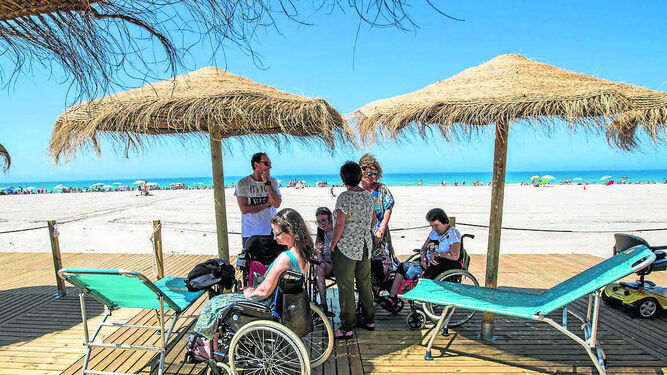 Zona para personas con discapacidad en la playa de Camposoto.