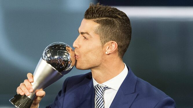 Cristiano Ronaldo, ganador de la edición 2017, besa el trofeo.