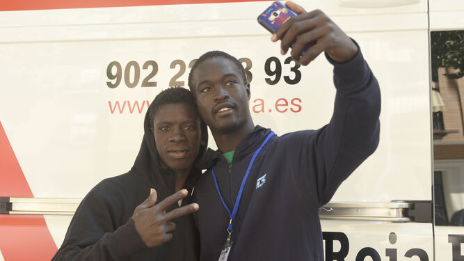 Dos de los jóvenes llegados esta semana se toman un 'selfie'.