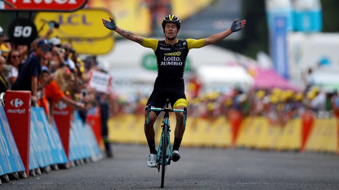 Primoz Roglic alza los brazos en señal de victoria tras cruzar en solitario la línea de meta de la decimonovena etapa del Tour de Francia.