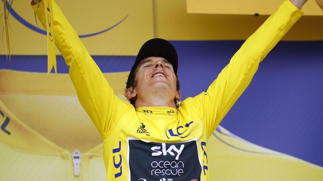 Thomas celebra en el podio su victoria virtual en el Tour 2018.
