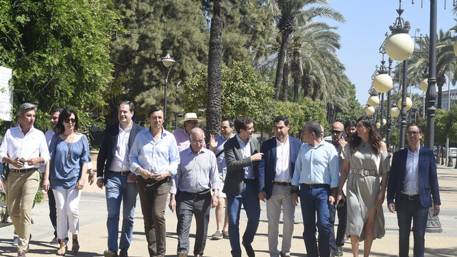 Pablo Casado camina hacia la Junta Directiva del PP andaluz acompañado de Juanma Moreno y otros cargos del partido.