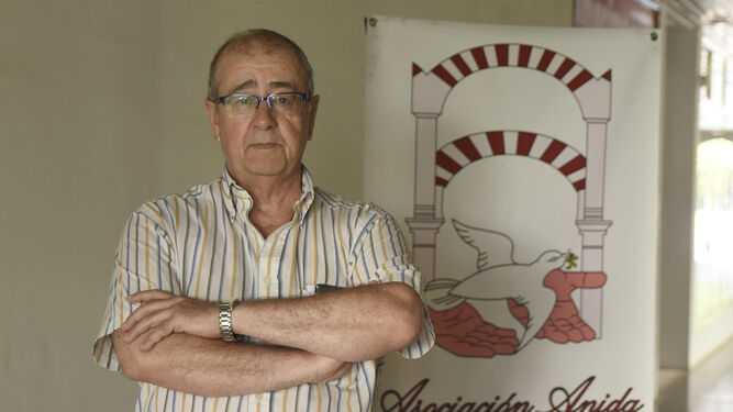 Mariano Pérez de la Concha posa junto al cartel de la asociación preside y que hay en la puerta de la sede de la misma.