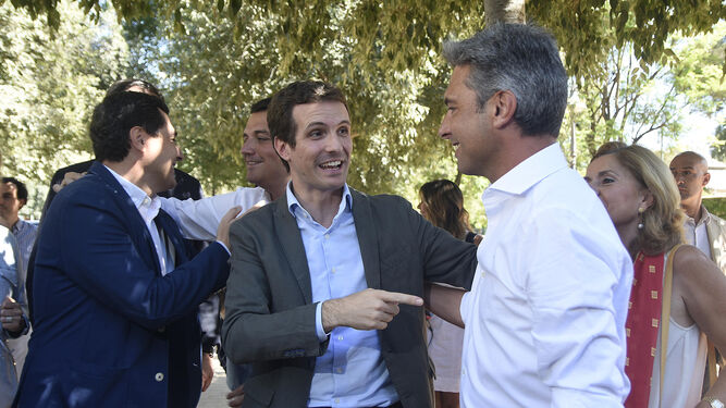 Pablo Casado conversa con el baluarte de su campaña de primarias en Córdoba, Andrés Lorite.