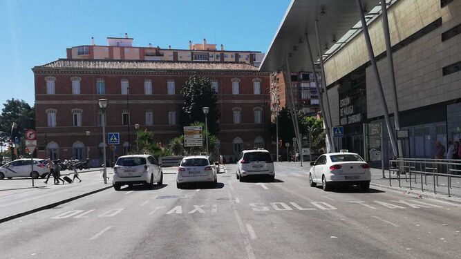 Taxis trabajando en Vialia, sólo con licencias pares, que son las que no están de huelga.