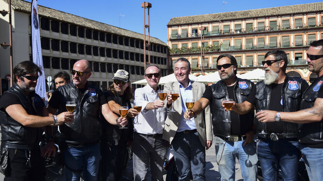 Los embajadores de 'En la carretera, cerveza SIN', junto a Andrés Pino y José Antonio Ríos.
