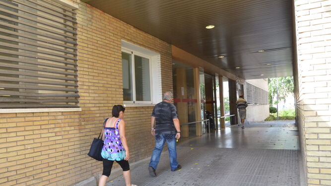 Dos personas acceden al área de Urgencias del Hospital de Pozoblanco.