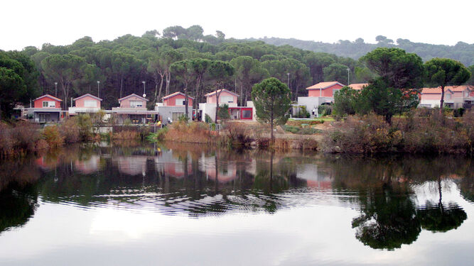 Urbanización Las Jaras, con el lago al frente.