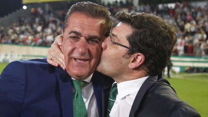 Sandoval, besado por Jesús León tras conseguir la permanencia.
