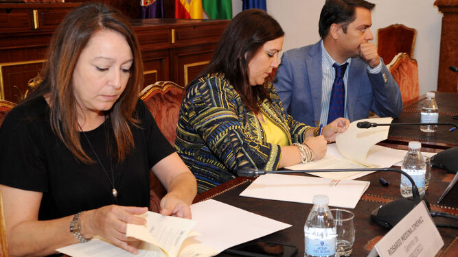 Ana Carrillo, en el centro, durante la firma de los convenios.