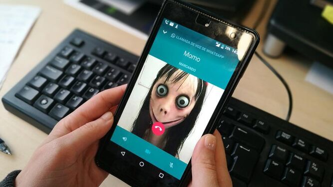 Imagen de la pantalla de un móvil con la foto de Momo