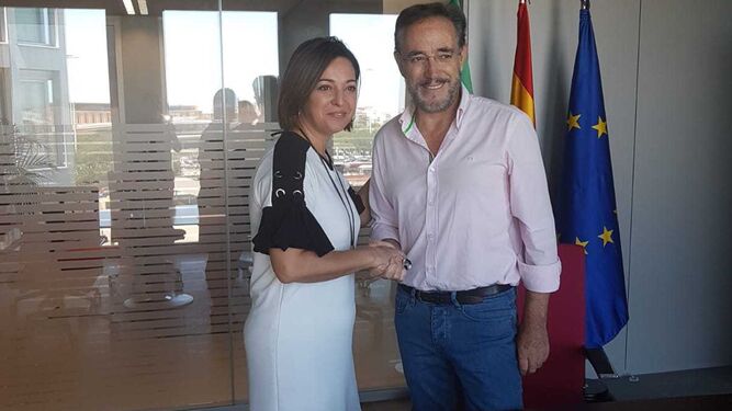 Isabel Ambrosio y Felipe López, tras la firma del acuerdo.