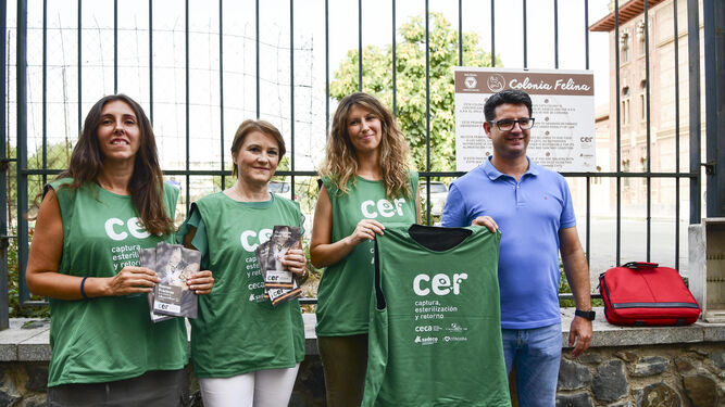 Pedro García junto a representantes de las protectoras cordobesas que participan en el proyecto.