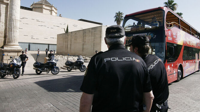 Agentes de la Policía Nacional, en el entorno de la Mezquita.