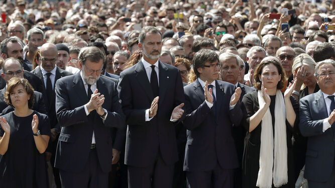 El rey Felipe VI, Soraya Sáenz de Santamaría, Mariano Rajoy, Carles Puigdemont, Ada Colau y  Juan Ignacio Zoido, en un homenaje a las víctimas de los atentados en  Cataluña.