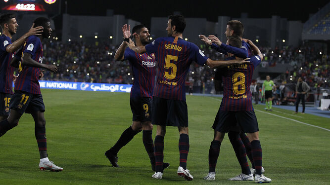 Los jugadores del Barcelona celebran el tanto del empate, obra de Piqué.