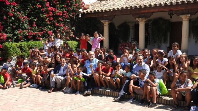 Grupo de niños saharauis, en una visita al Palacio de Viana este verano.