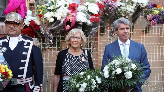 La alcaldesa de Madrid, Manuela Carmena, y el presidente de la Comunidad de Madrid, Ángel Garrido, ayer, en los actos de las fiestas de la Virgen de la Paloma.