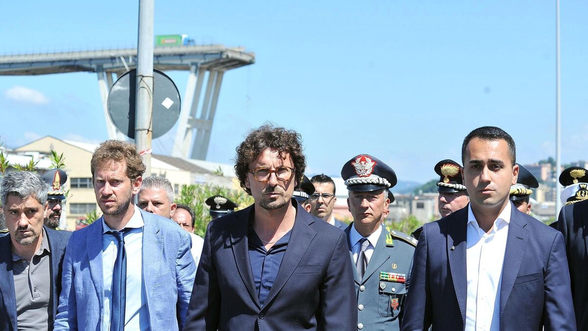 El ministro italiano de Transportes e Infraestructuras, Danilo Toninelli (c), y el viceprimer ministro, Luigi Di Maio (d)