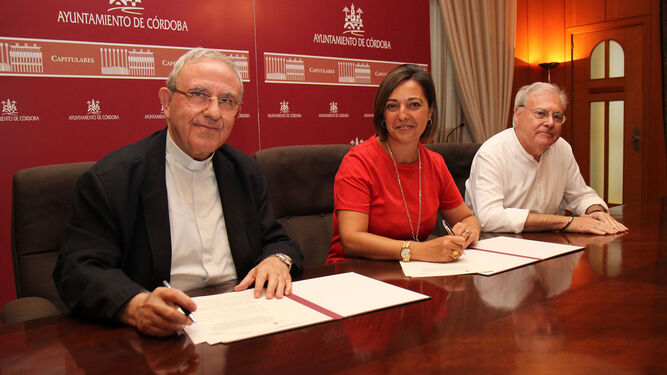 Pérez-Moya, Ambrosio y Aumente, durante la firma del acuerdo.