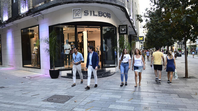 El nuevo establecimiento de Silbo abrió ayer al público en la calle Cruz Conde.