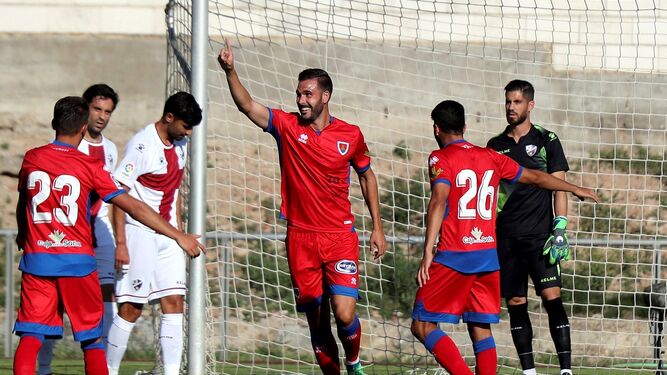 Atienza celebra el gol anotado ante el Huesca en pretemporada.