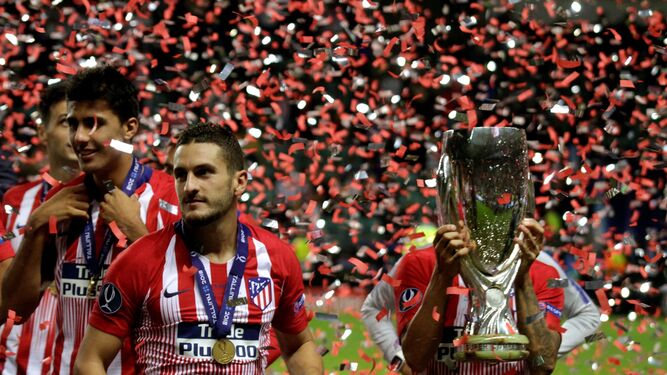 Los jugadores del Atlético festejan con la Supercopa tras vencer al Real Madrid en Tallín.