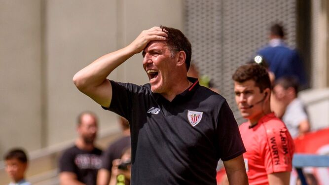 Berizzo, recién aterrizado en el Athletic después de su despido en el Sevilla, se lamenta en una acción durante un amistoso ante el Barakaldo.
