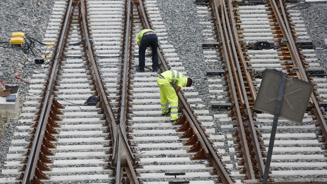 Operarios trabajando en una vía de tren.
