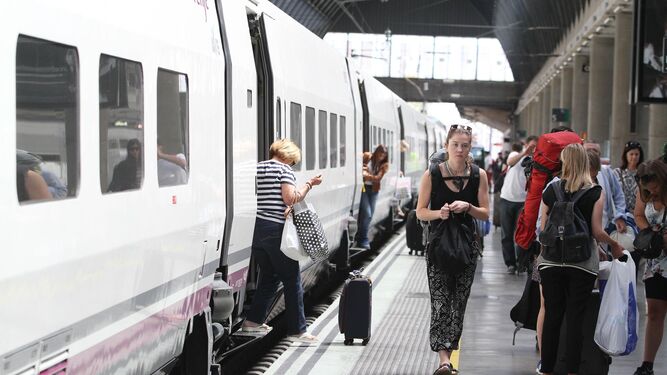 Un tren de Alta Velocidad hace escala en la estación de Córdoba.