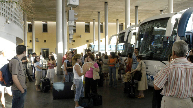 Un grupo de viajeros en la estación de autobuses de Córdoba.