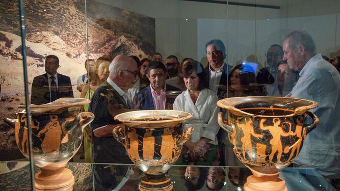 Carmen Calvo escucha explicaciones sobre cráteras griegas durante su visita ayer al Museo Íbero de Jaén.