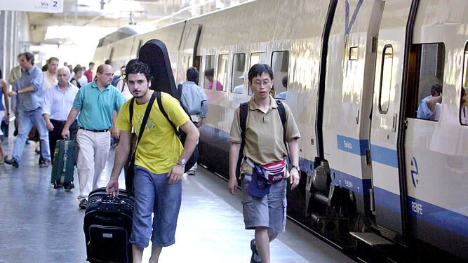 Turistas jóvenes llegan en Alta Velocidad a Córdoba.