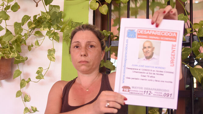 Laura Santos, con un cartel con la foto de su padre, desaparecido desde el día 12.