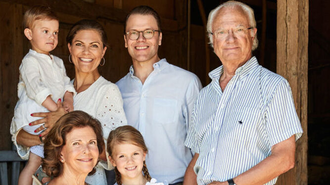 Los reyes Carlos Gustavo y Silvia con Victoria y su familia.