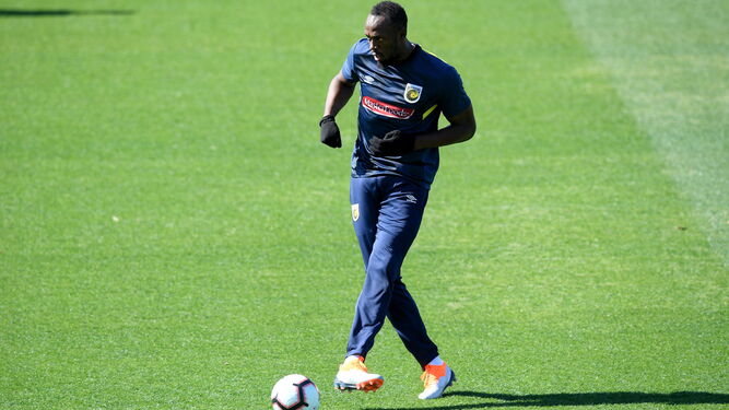 Usain Bolt golpea con estilo con el interior del pie izquierdo el balón en Australia en el entrenamiento con su nuevo equipo, el Central Cost Marines.