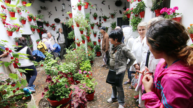 Varios turistas visitan uno de los patios en el concurso.