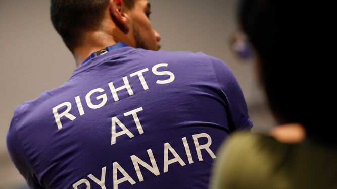 Un empleado de Ryanair ayer en una reunión en Eindhoven.