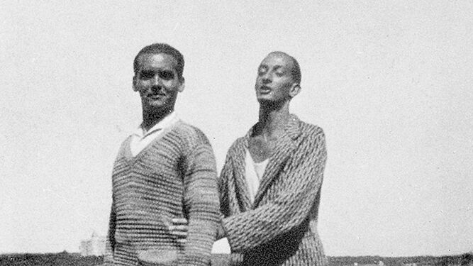 El poeta posa junto al pintor catalán Dalí, una de sus grandes obsesiones.