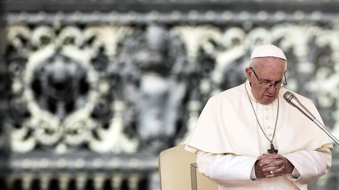 El papa Francisco, rezando en la plaza de San Pedro.